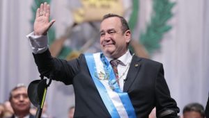 Asume nuevo Gobierno de Guatemala; apuesta por un modelo económico exportador