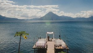 El hotel con jardines panorámicos frente al lago Atitlán