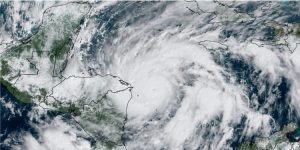 Autoridades guatemaltecas en alerta por huracán Eta