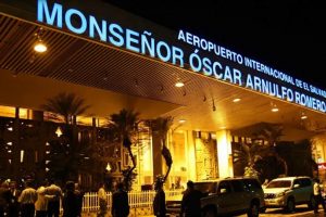 Aeropuerto de El Salvador incrementa controles sanitarios por fiestas