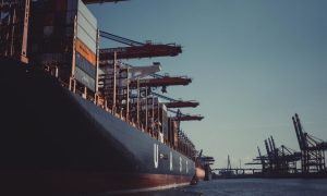 ¿En qué consiste la ley de transporte marítimo de EE.UU. para controlar las tarifas por las líneas navieras?