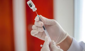 ¿Por qué algunas vacunas antiCovid requieren refuerzos y otras no?