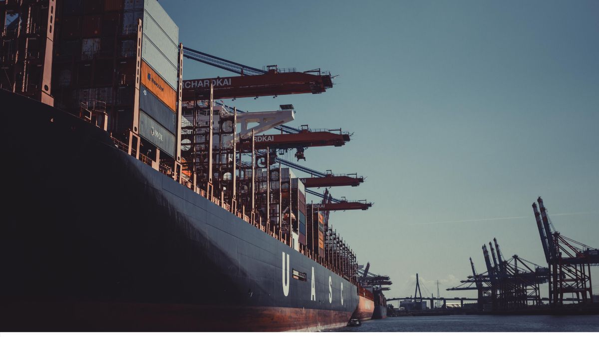 Transporte marítimo de contenedores con señales de recesión