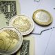 Euro regresa a la paridad frente al dólar