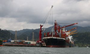 barco en puerto de Guatemala