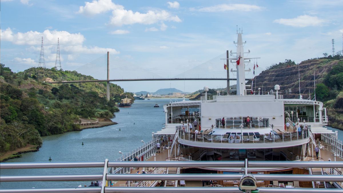 Barco en Canal de Panamá