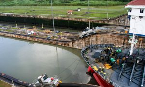 barco en Canal de Panamá