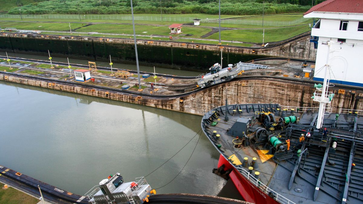 barco en Canal de Panamá