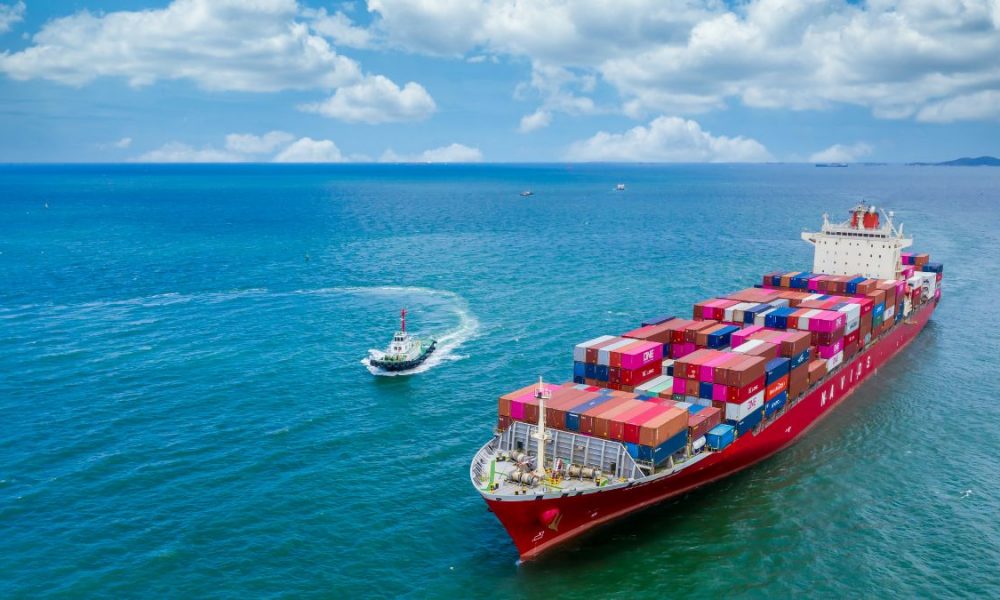 barco con contenedores en el mar