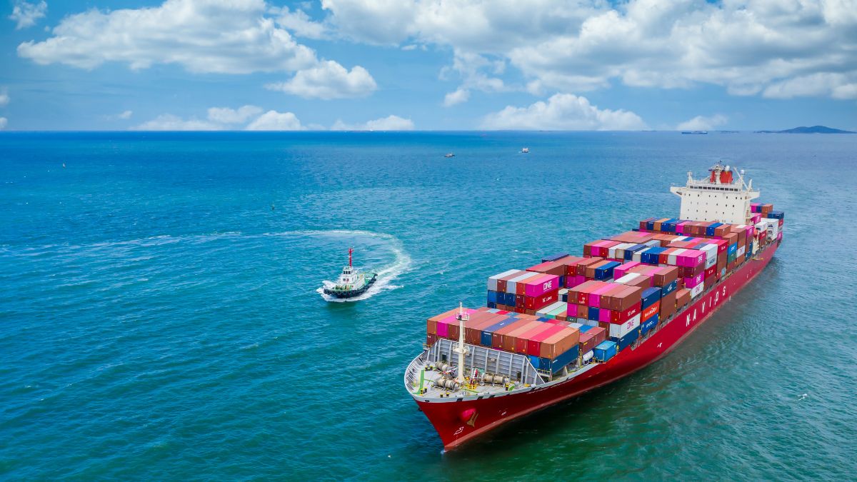 barco con contenedores en el mar