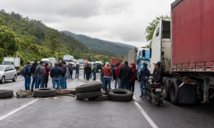 Grupo de transportistas bloquean carretera - Guatemala