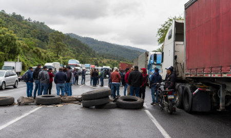 Grupo de transportistas bloquean carretera - Guatemala