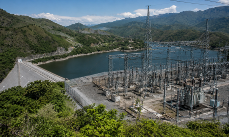 Subestación eléctrica junto a una hidroeléctrica en Guatemala, en un contexto de generación e importación de electricidad desde México