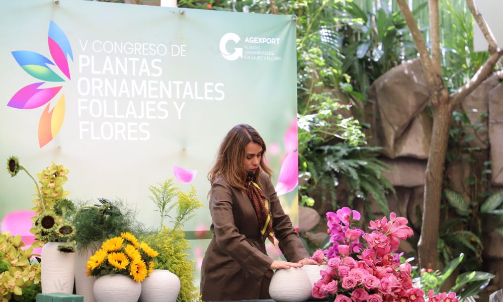 Shallima Turizo durante taller de diseño floral con flores y plantas de Guatemala
