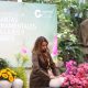 Shallima Turizo durante taller de diseño floral con flores y plantas de Guatemala