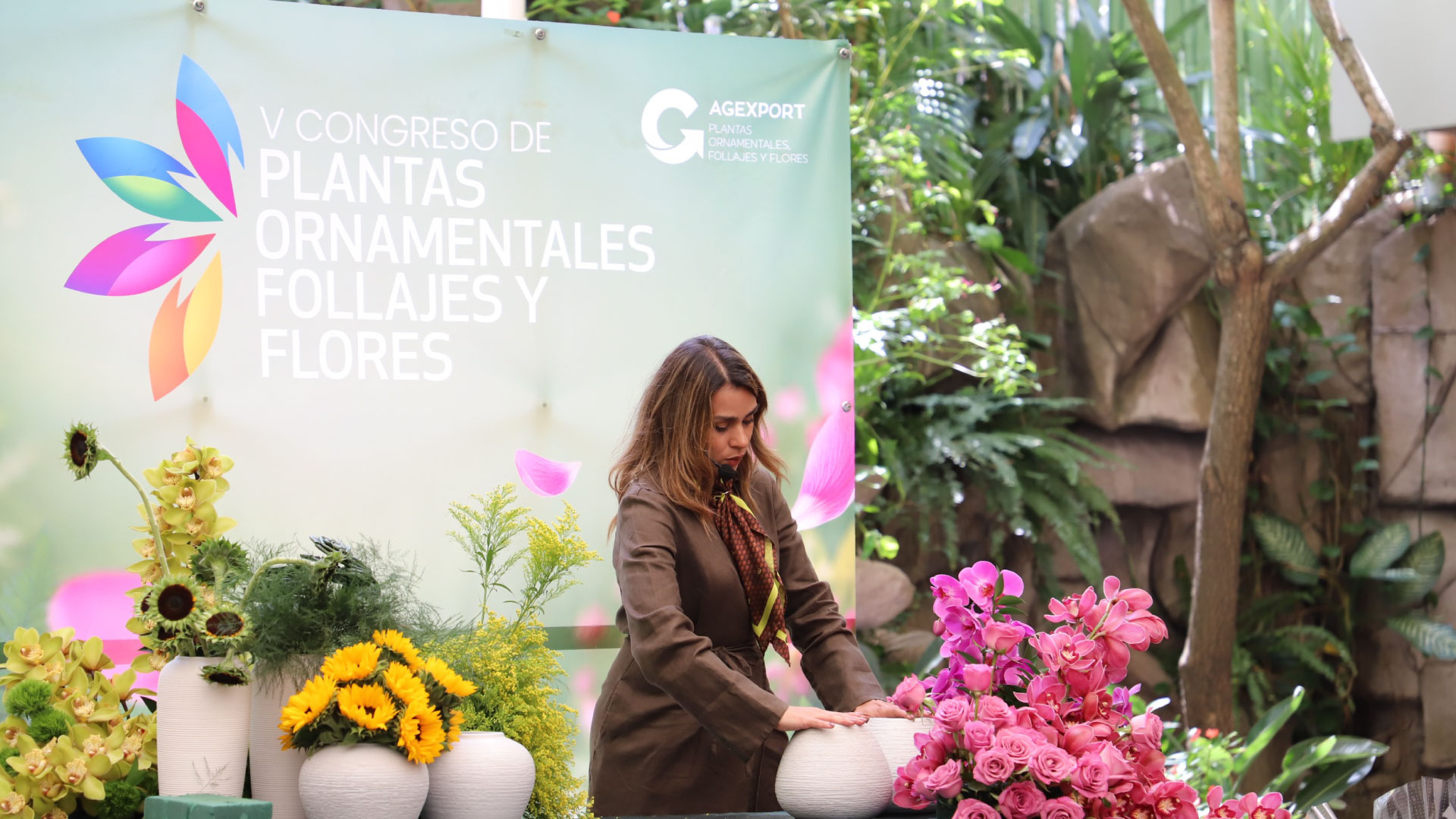 Shallima Turizo durante taller de diseño floral con flores y plantas de Guatemala
