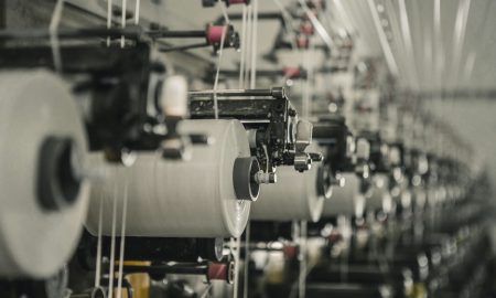 Hilos colocados sobre maquinas industriales de vestuario y textil
