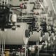 Hilos colocados sobre maquinas industriales de vestuario y textil