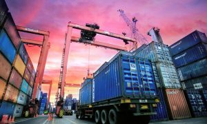 Contenedores en una terminal portuaria vinculada con las exportaciones de Guatemala en 2026