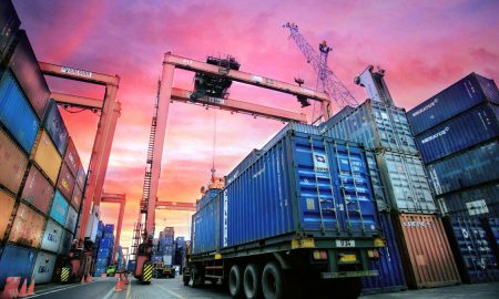 Contenedores en una terminal portuaria vinculada con las exportaciones de Guatemala en 2026